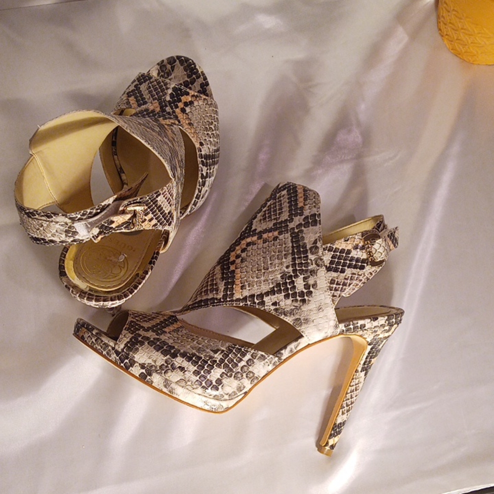 #GUESS - Picture 2 of 5
